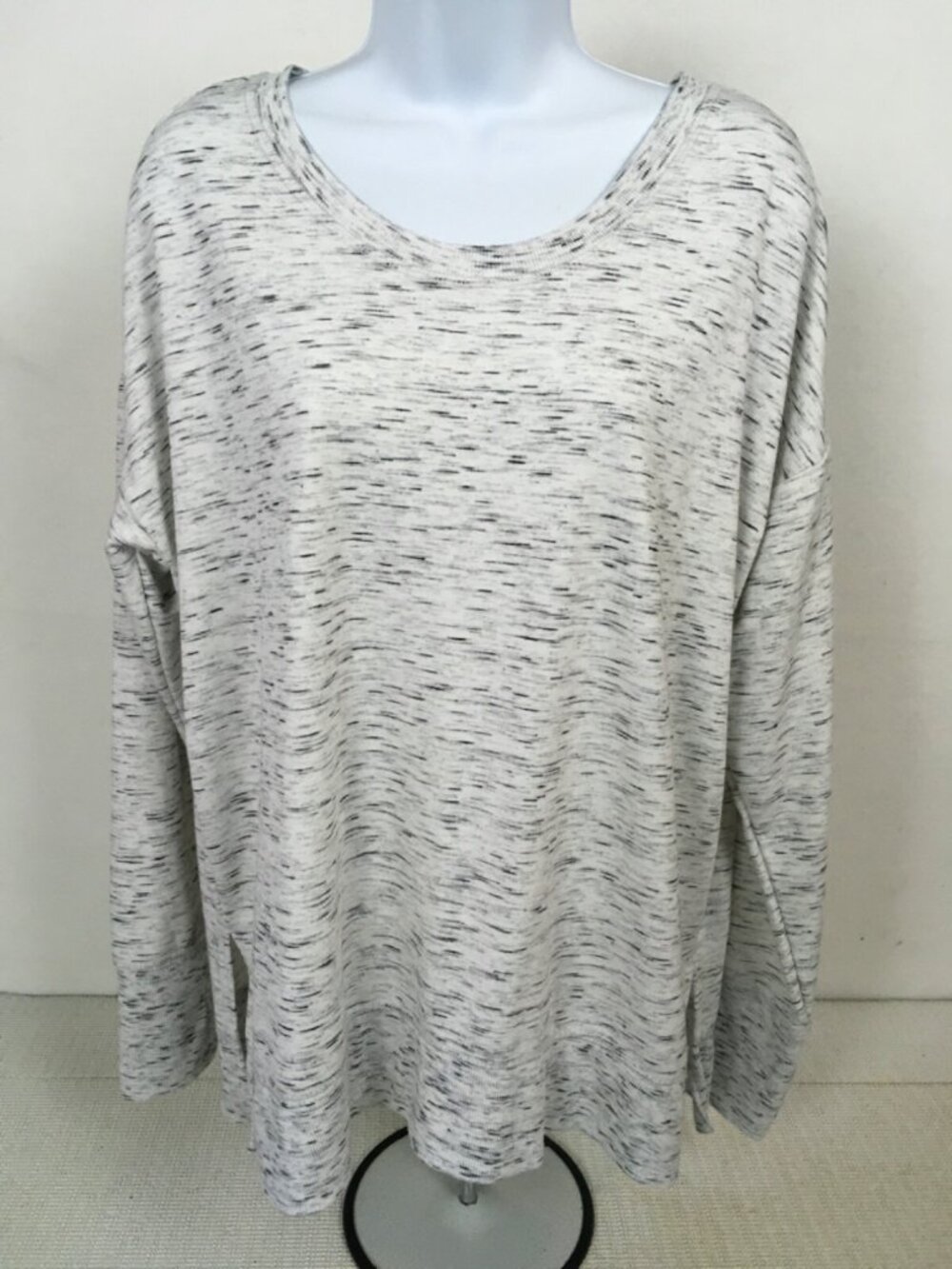 Avia Women Top Size L 12 to 14 White w Gray Black Streaks Thumb Hole Long Sleeve